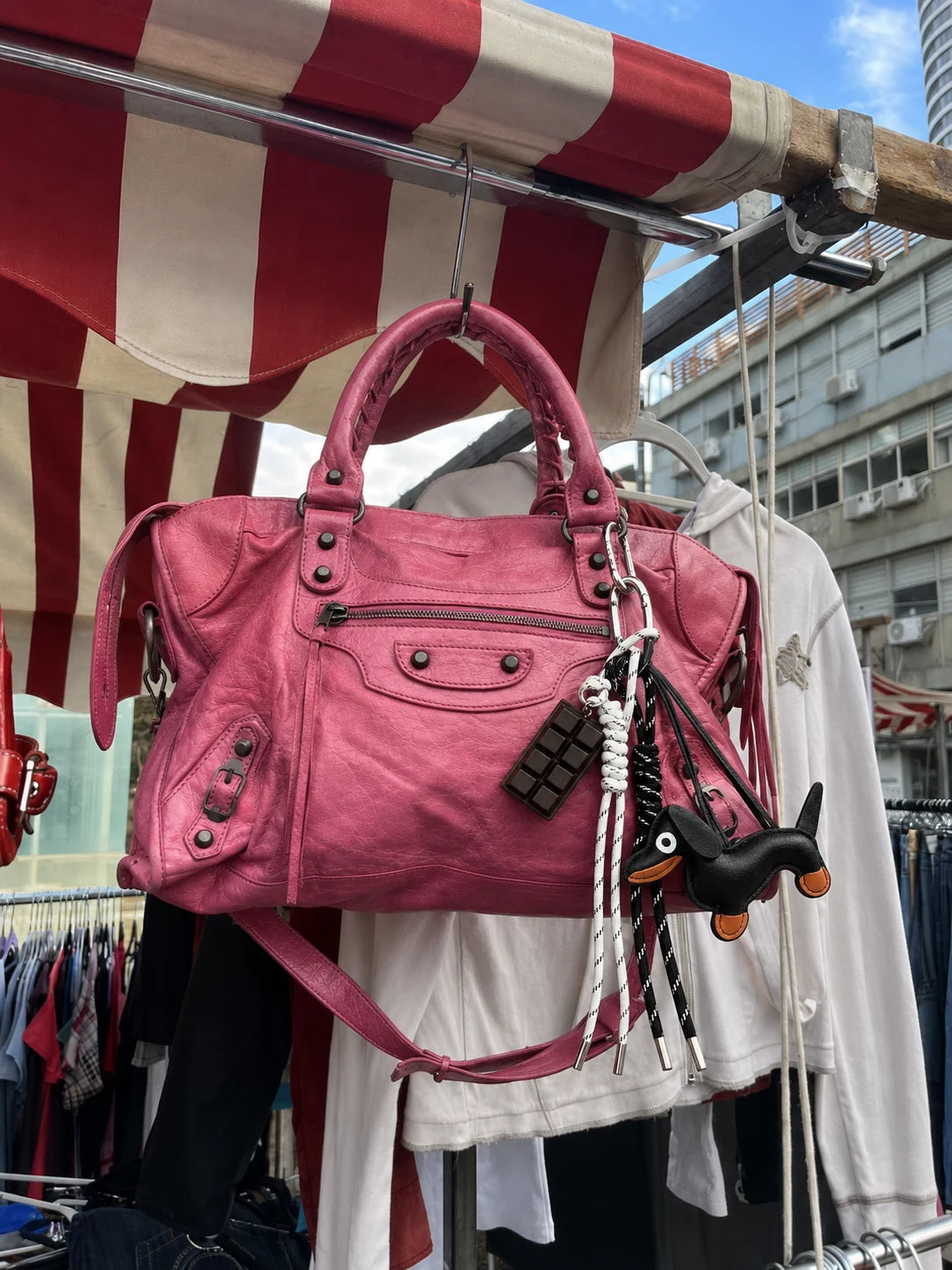 ☕ Coffee Run Drop – Dachshund Bag Charm